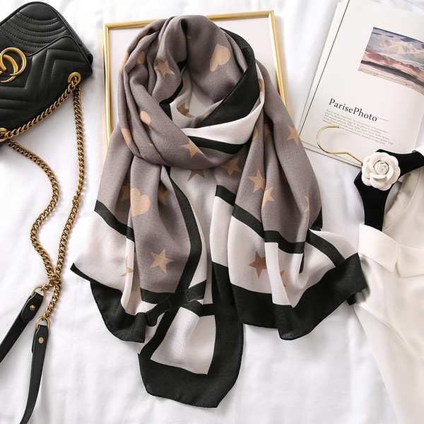 Ženski svileni šal sa šarenim motivima