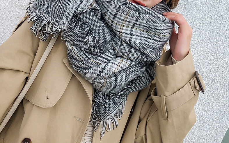 Dnevni karirani ženski šal s resama u više boja