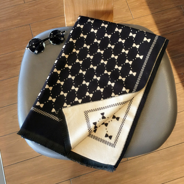 Eșarfă modernă de mătase de damă cu motive colorate