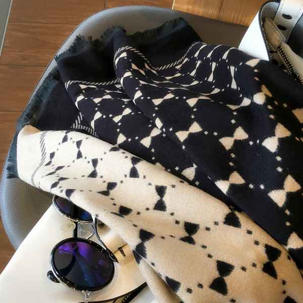 Eșarfă modernă de mătase de damă cu motive colorate