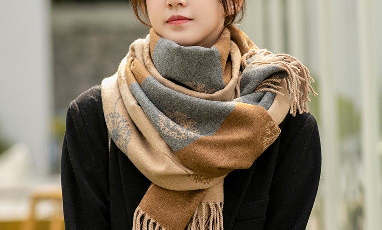 Moderna ženska marama pravokutnog oblika s resama