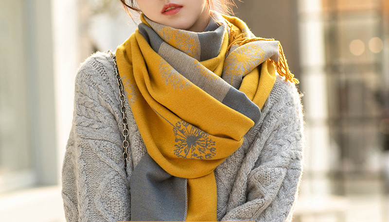 Moderna ženska marama pravokutnog oblika s resama