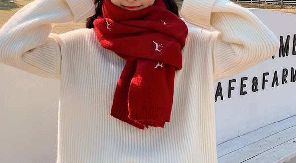 Moderan ženski šal s vezom