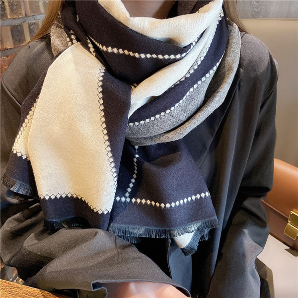 Ležeran ženski šal u boji-pogodan za jesen i zimu