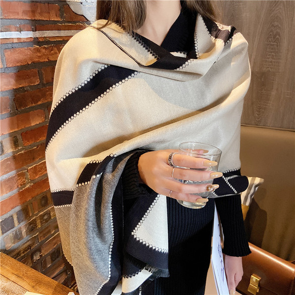 Ležeran ženski šal u boji-pogodan za jesen i zimu