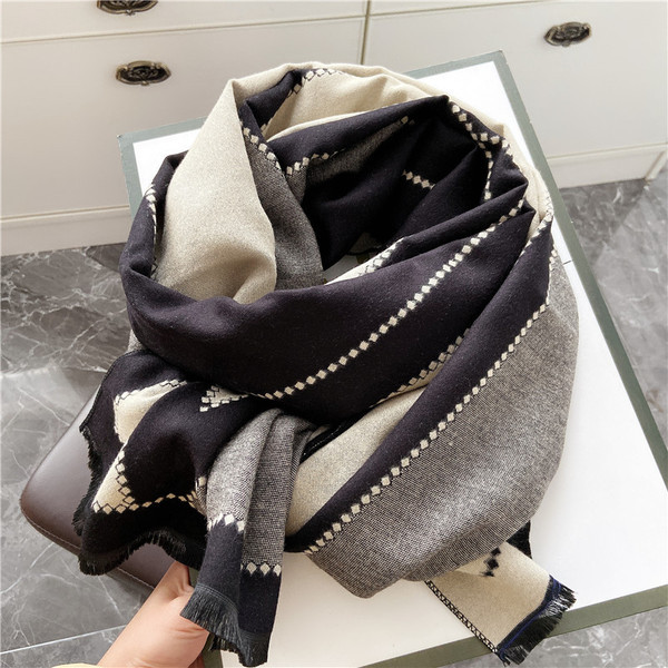 Ležeran ženski šal u boji-pogodan za jesen i zimu