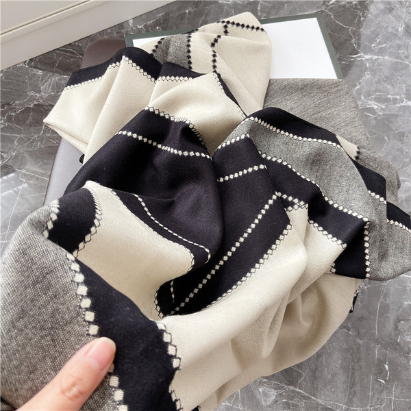 Ležeran ženski šal u boji-pogodan za jesen i zimu