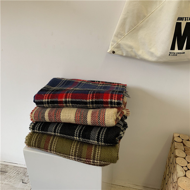 Ženski zimski šal s resama i kariranim šarama u različitim bojama