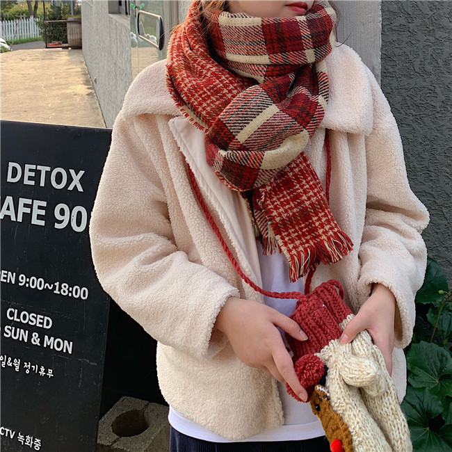 Ženski zimski šal s resama i kariranim šarama u različitim bojama