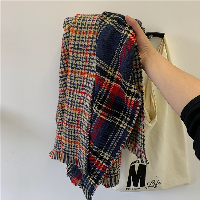 Ženski zimski šal s resama i kariranim šarama u različitim bojama