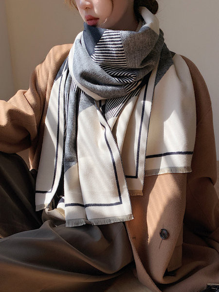 Aktualan ženski šal prikladan za zimu sa različitim uzorcima