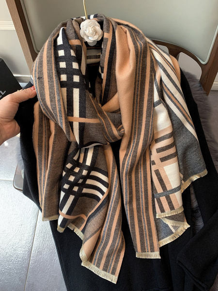 Aktualan ženski šal prikladan za zimu sa različitim uzorcima