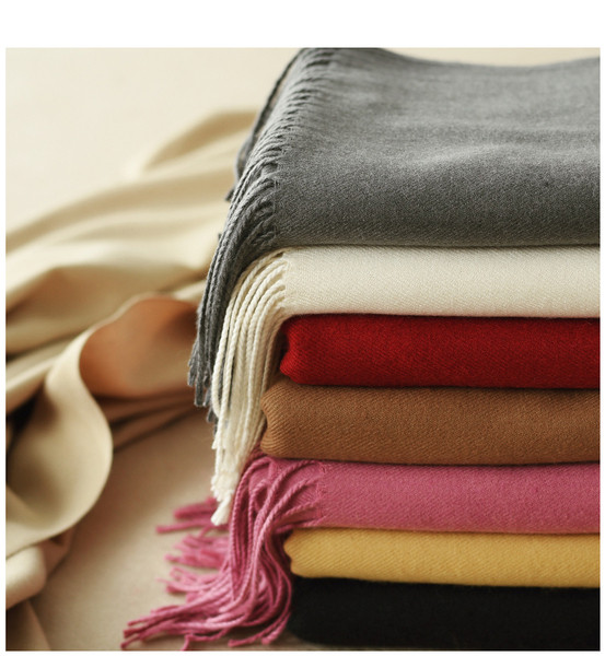 Ležerna ženska marama sa grbom i resama