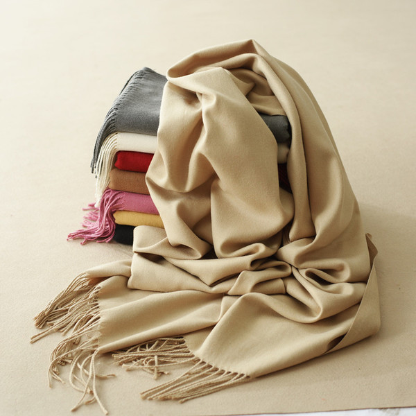 Ležerna ženska marama sa grbom i resama