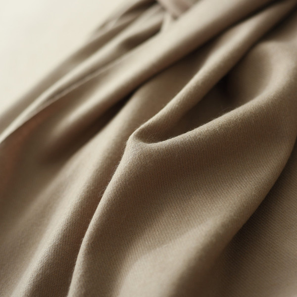 Ležerna ženska marama sa grbom i resama