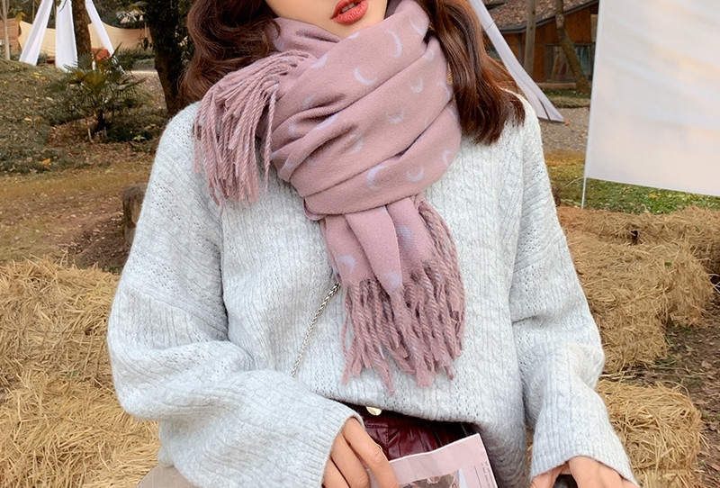 Moderan ženski šal sa resama pogodan za zimu