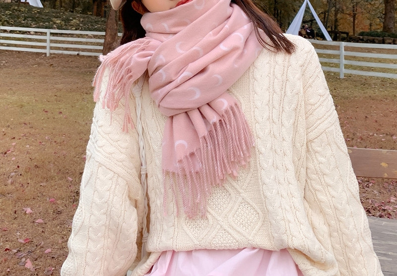 Moderan ženski šal sa resama pogodan za zimu