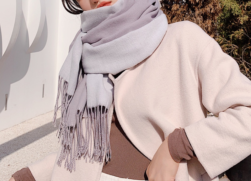 Moderan ženski šal sa resama pogodan za zimu