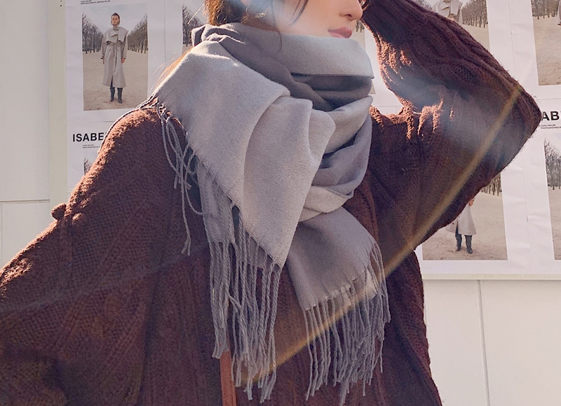 Moderan ženski šal sa resama pogodan za zimu