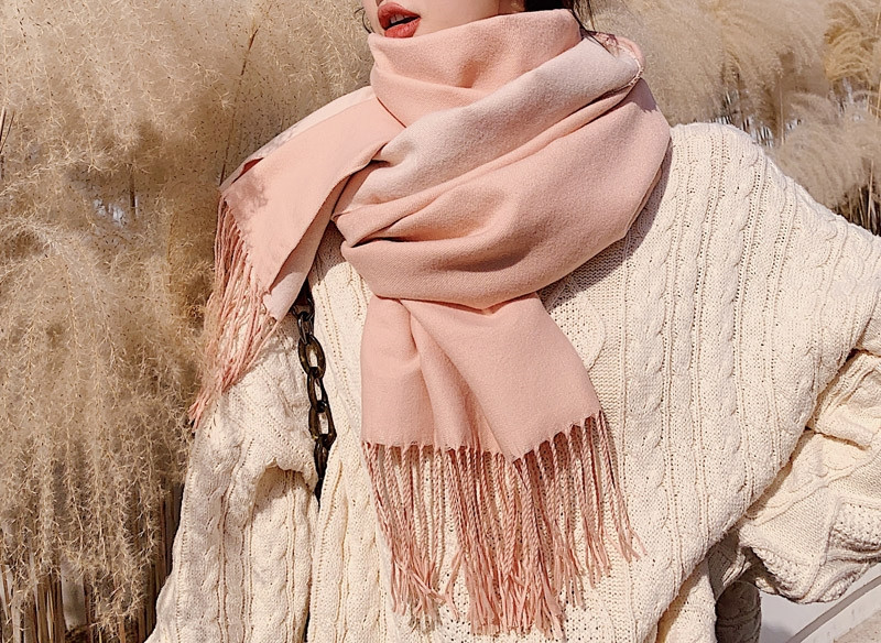 Moderan ženski šal sa resama pogodan za zimu