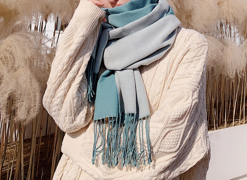 Moderan ženski šal sa resama pogodan za zimu