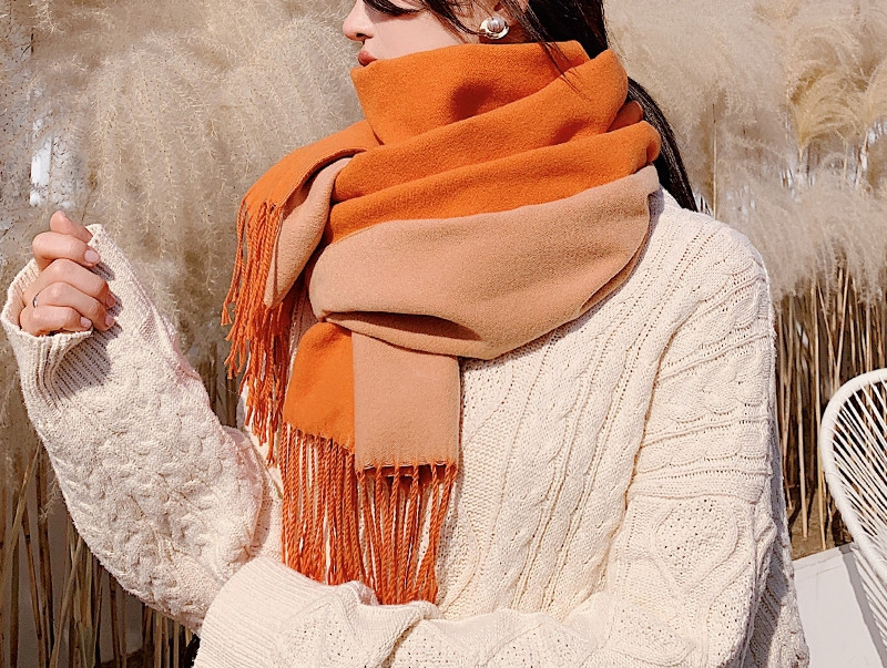 Moderan ženski šal sa resama pogodan za zimu