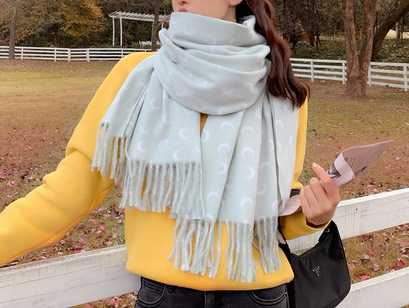 Moderan ženski šal sa resama pogodan za zimu