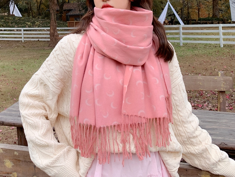 Moderan ženski šal sa resama pogodan za zimu