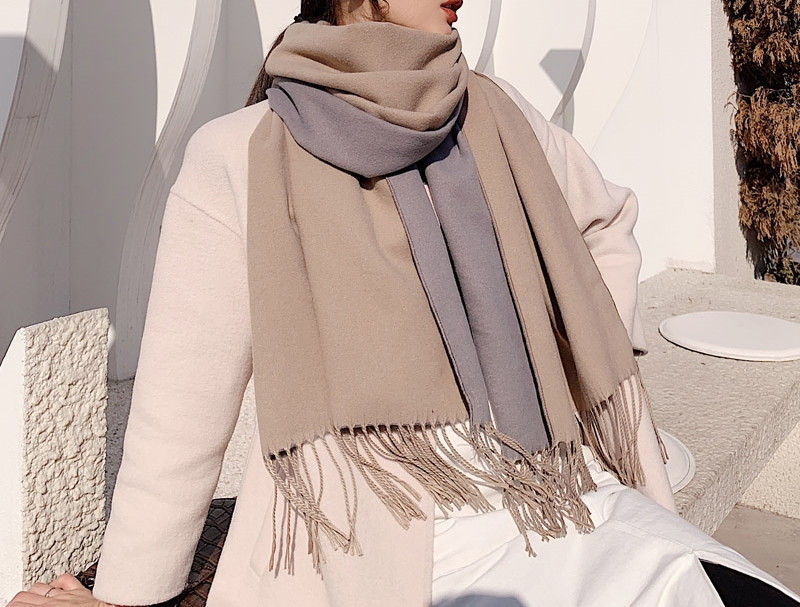 Moderan ženski šal sa resama pogodan za zimu