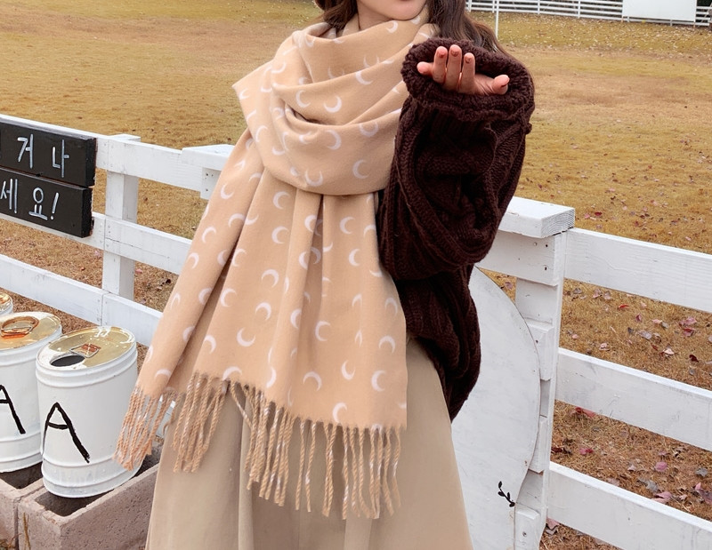 Moderan ženski šal sa resama pogodan za zimu