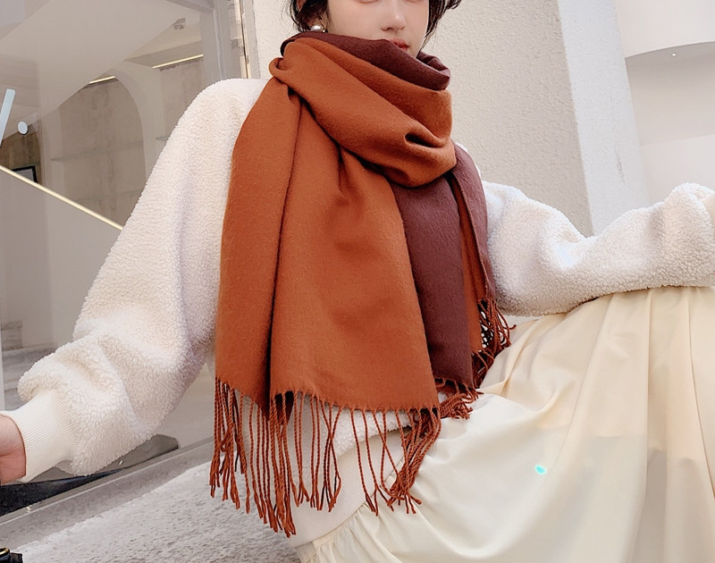 Moderan ženski šal sa resama pogodan za zimu