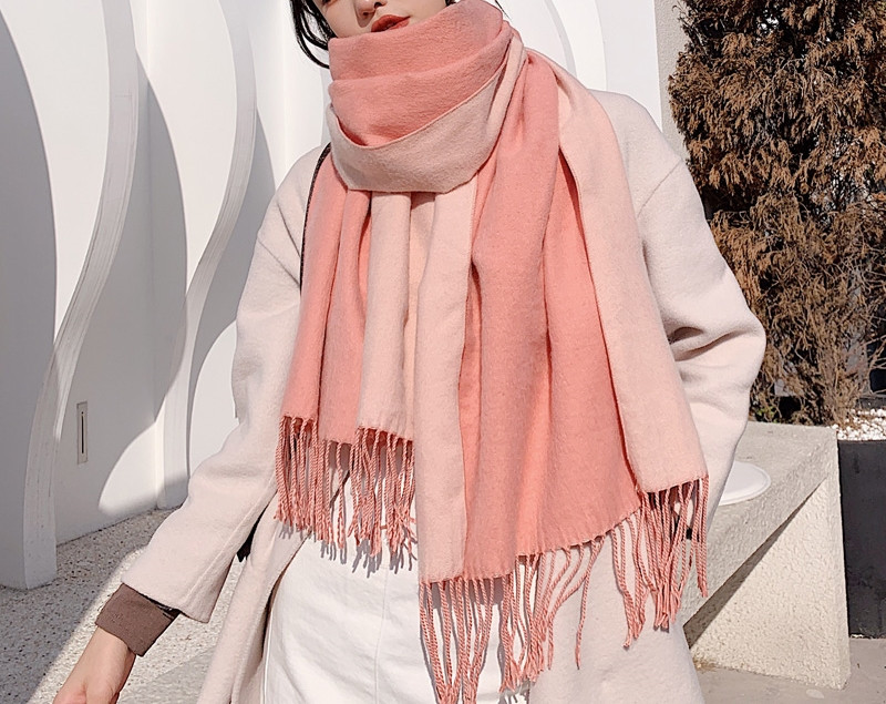 Moderan ženski šal sa resama pogodan za zimu