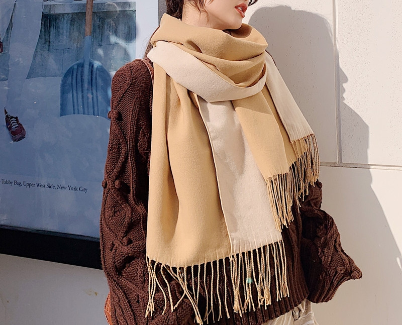 Moderan ženski šal sa resama pogodan za zimu