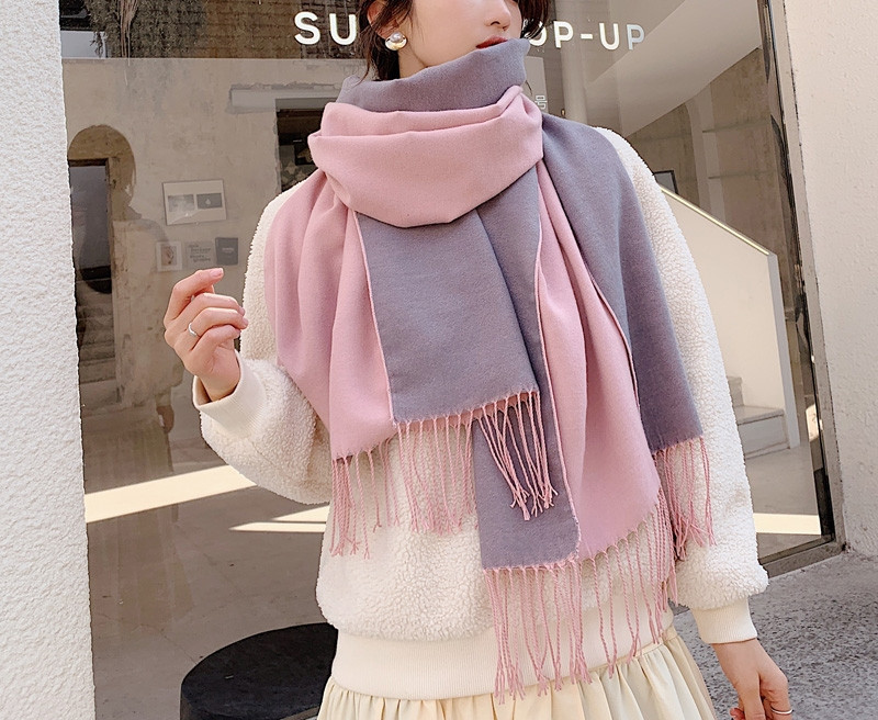 Moderan ženski šal sa resama pogodan za zimu