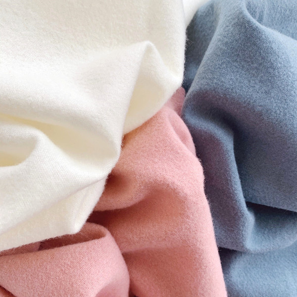 Vienspalvis stačiakampio formos moteriškas šalikas