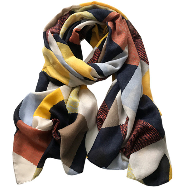 Aktualan ženski šal sa različitim uzorcima