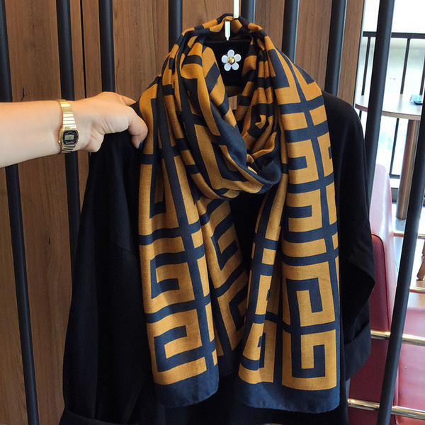 Aktuelan ženski šal sa šarenim motivima