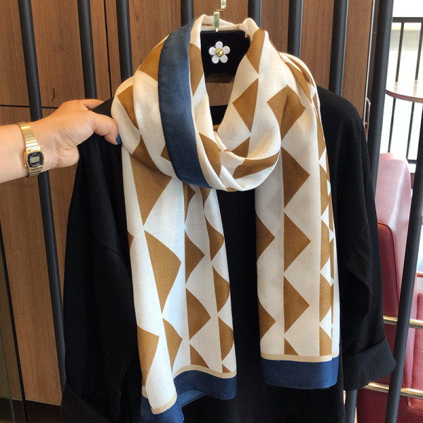 Aktuelan ženski šal sa šarenim motivima