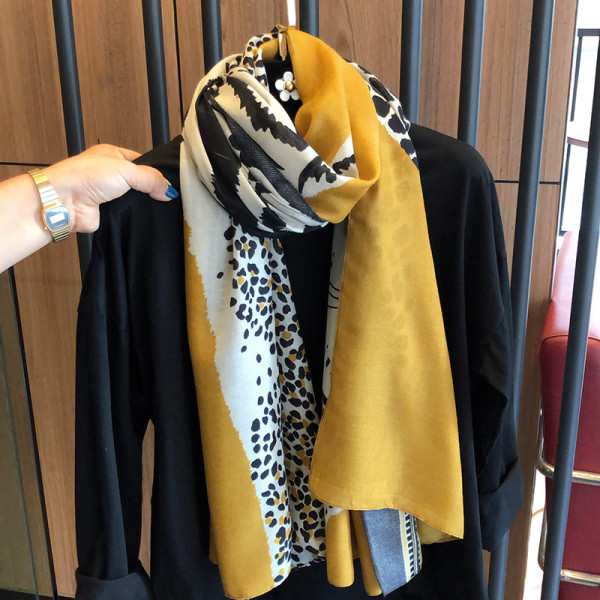 Aktuelan ženski šal sa šarenim motivima