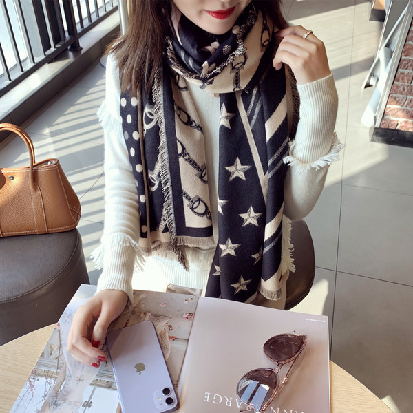 Moderan ženski šal za zimu sa zvjezdicama