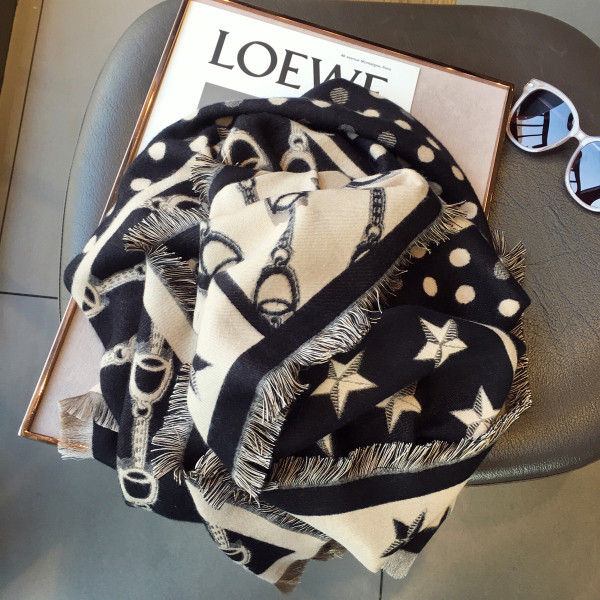 Moderan ženski šal za zimu sa zvjezdicama