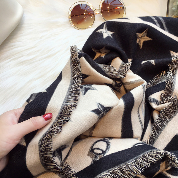 Moderan ženski šal za zimu sa zvjezdicama