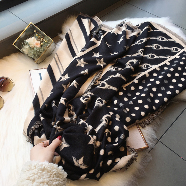 Moderan ženski šal za zimu sa zvjezdicama