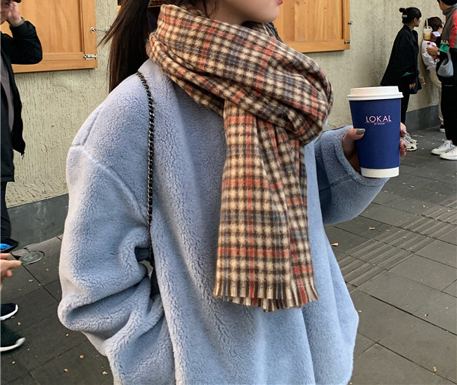 Ženski voluminozni šal od toplog pletiva s klasičnim kariranim printom