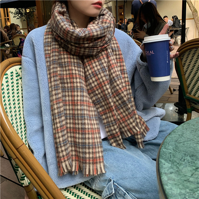 Ženski voluminozni šal od toplog pletiva s klasičnim kariranim printom