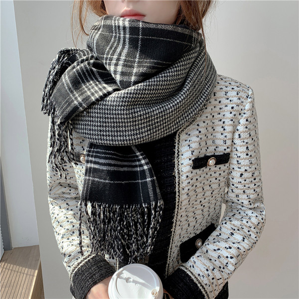 Karirani ženski šal pravokutnog oblika s resama