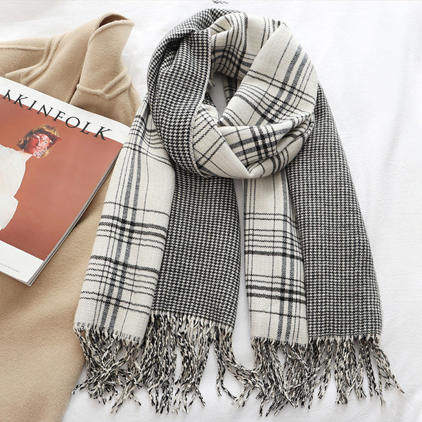 Karirani ženski šal pravokutnog oblika s resama