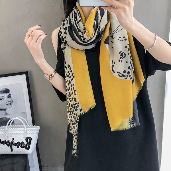 Moderni ženski šal sa animal printom - nekoliko modela