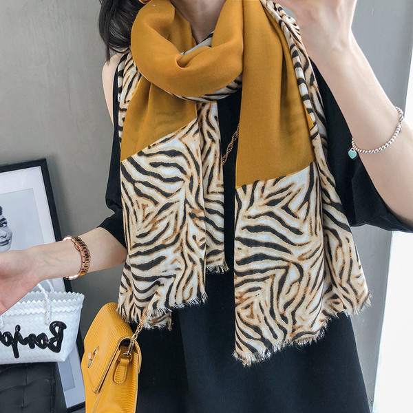 Moderni ženski šal sa animal printom - nekoliko modela