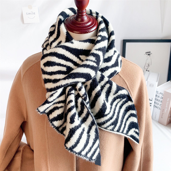 Novi model ženske marame sa zebra printom pogodan za zimu